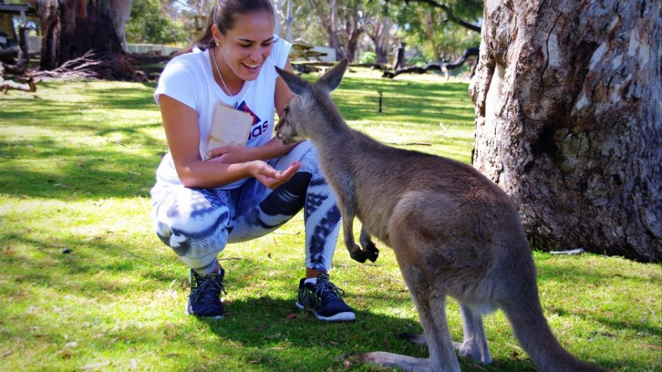 Monica Puig meets some local wildlife | Hobart International Tennis